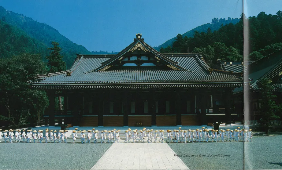 Sacerdoti all'esterno di Kuonji